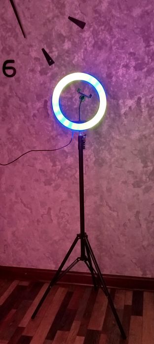 Продаю кольцевую лампу