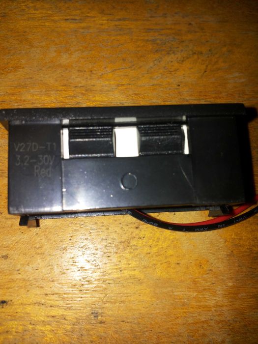 Автомобилен волтметър цифров