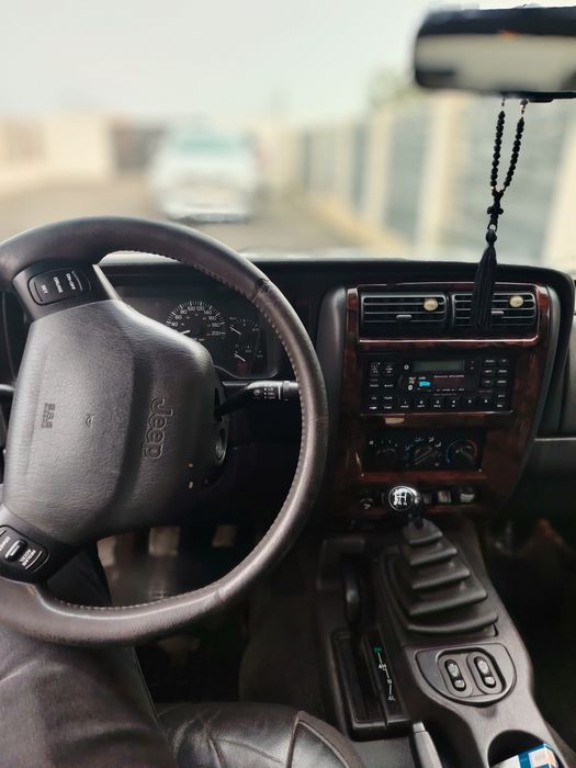 Vând jeep cherokee 2.5 TD 116 cai