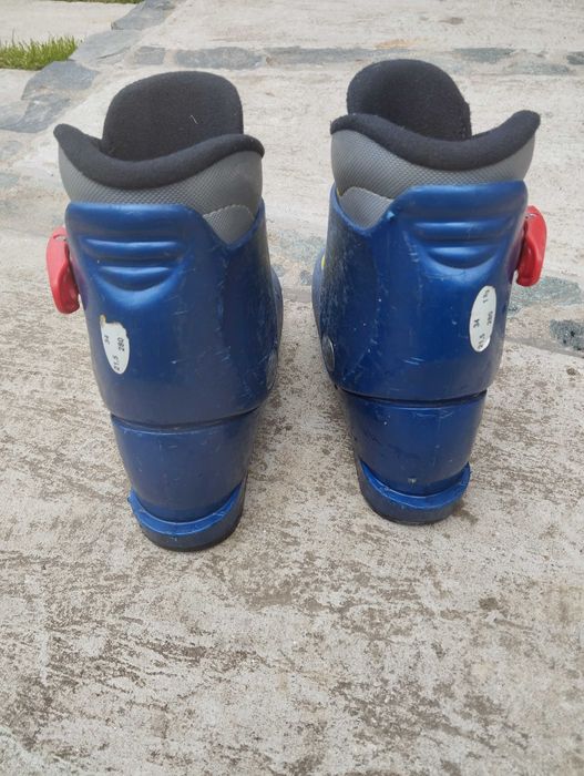 Детски ски и обувки и щеки