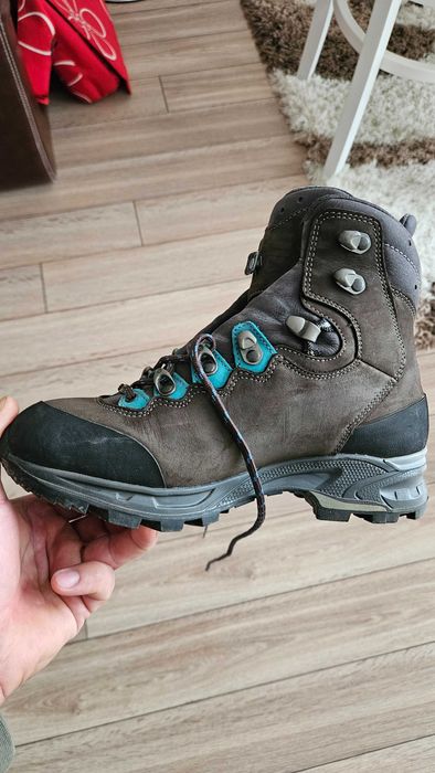 Продавам дамски обувки LOWA MAURIA GTX ws за планина , трекинг , лов .