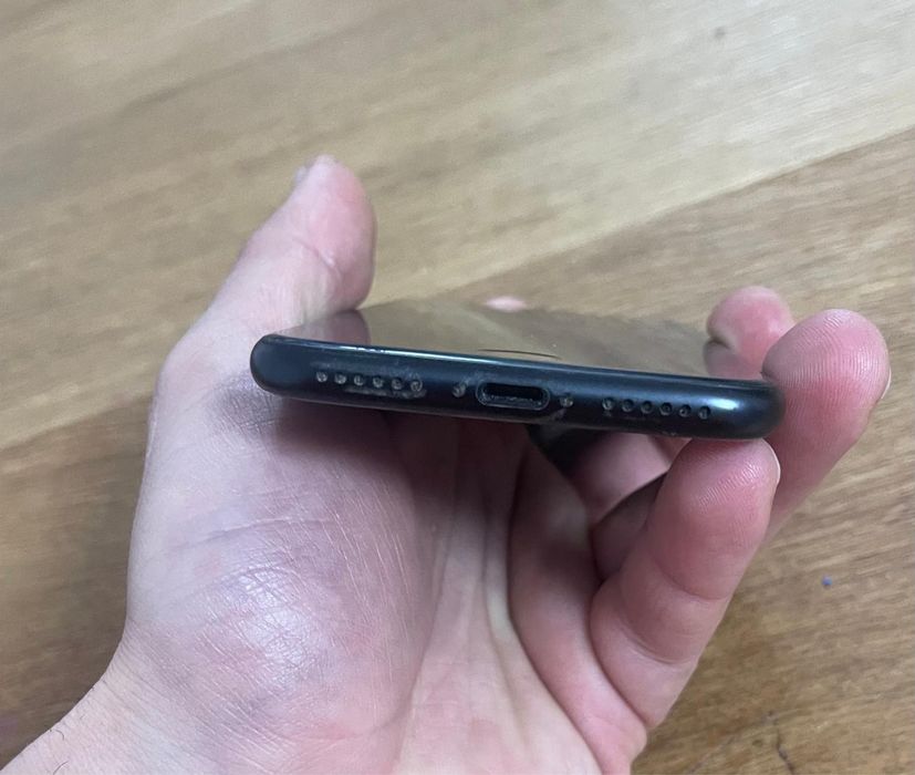 Iphone SE 2020 pentru componente la 250 ron