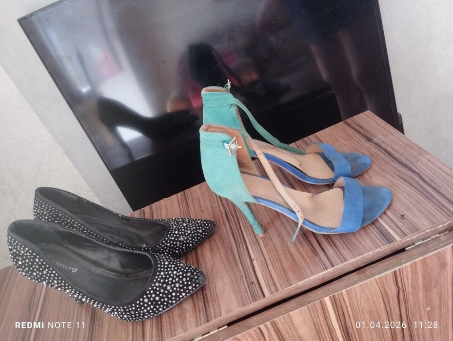 Продам туфли со стразами и открытые летние