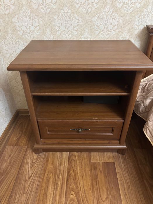 Продам тумбочку .