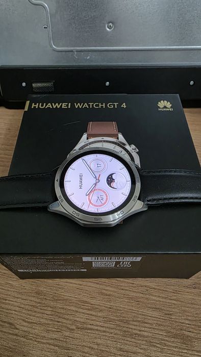 Сматфон с часами марки Huawei