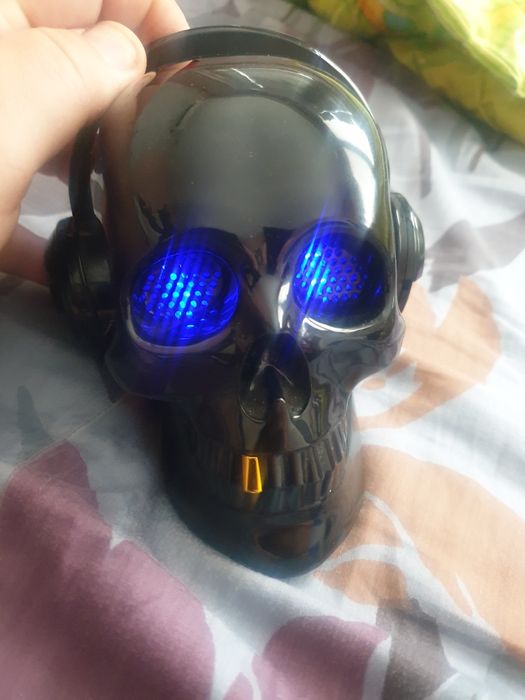 Атрактивна тонколонка череп.