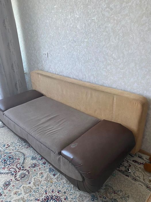 Отдам даром диван и плитку, самовывоз срочно