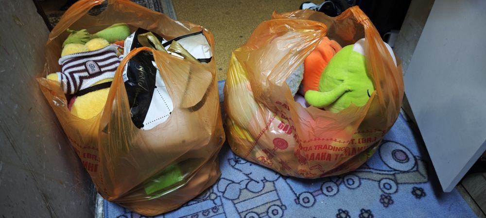 Продам 2 пакета  игрушек