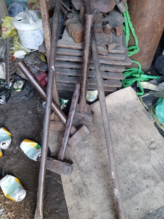 Кувалды и ломы..