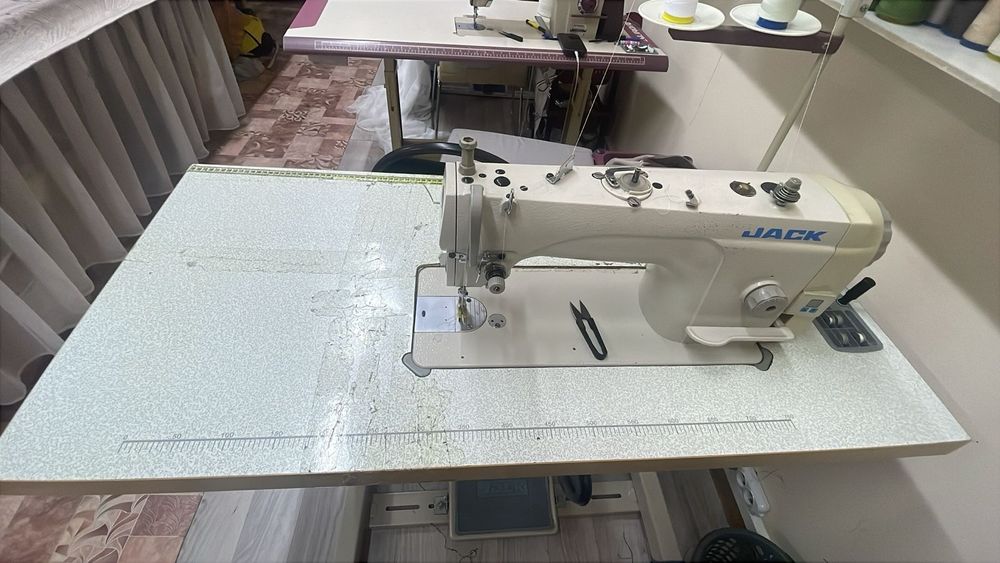 Швейная машина Jack