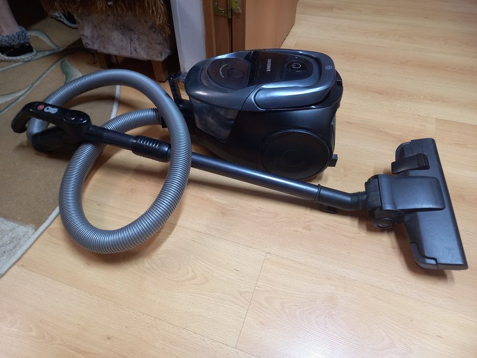 Продаю пылесос Samsung SC18M31COHG б/у в отличном состоянии .