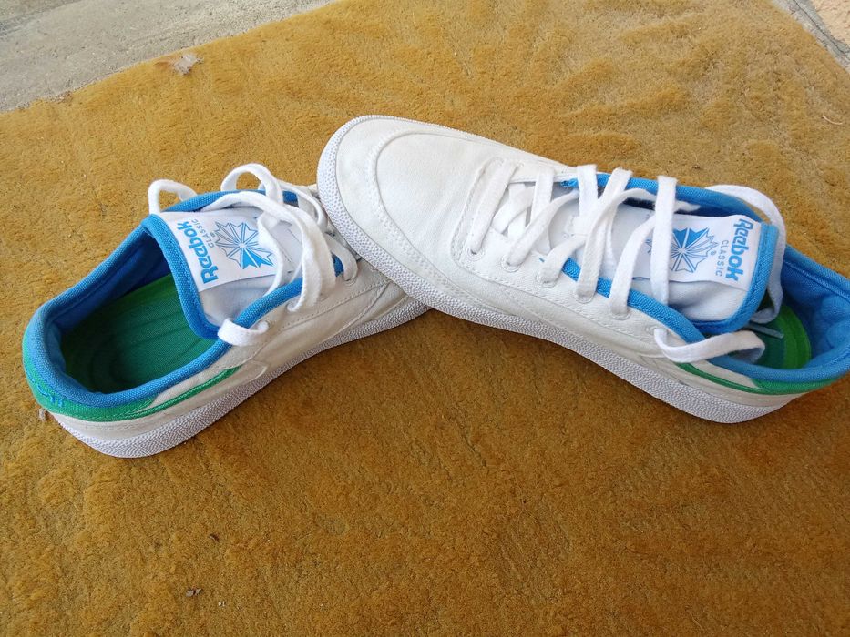 Vând   teneși   Reebok