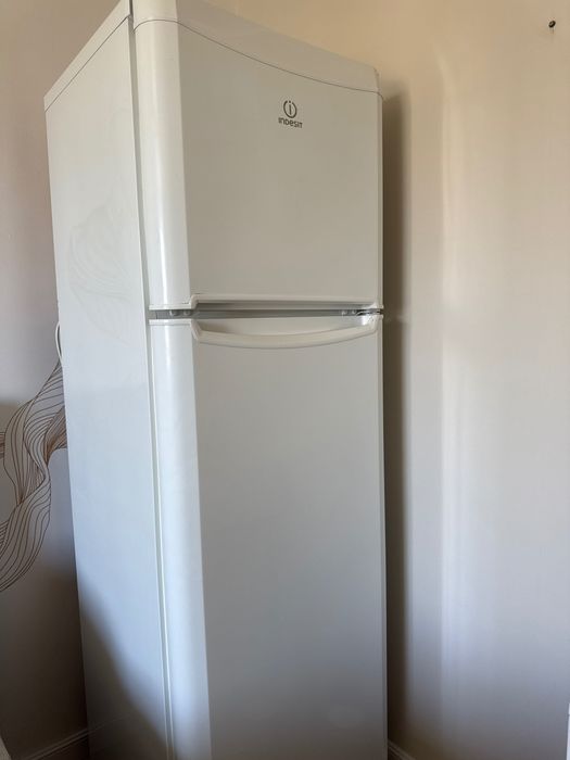 Продам холодильник indesit