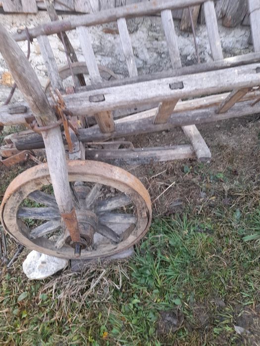 Carută rustica din lemn  în stare bună de conservare  fără rupturii