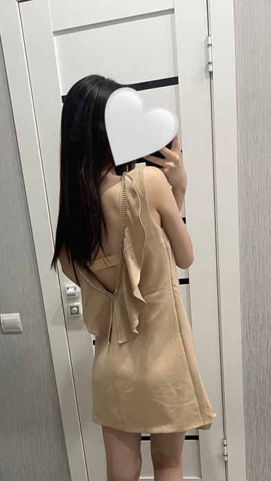 Бежевоее  платье