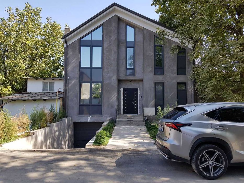 Продается собственный трехуровневый кирпичный дом