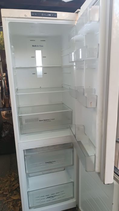 Продам двухкамерный холодильник. Вместительный
