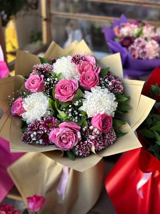 tabiy jivoy buket gullar atirgul romashka