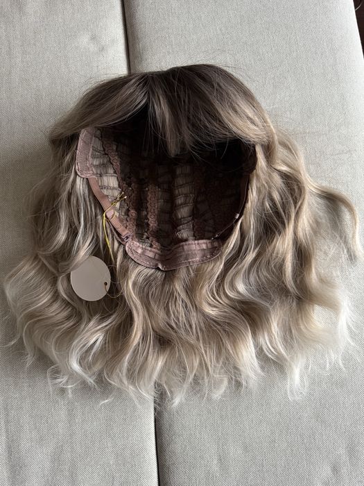 Peruca noua blond ombre cu șuvite ondulata