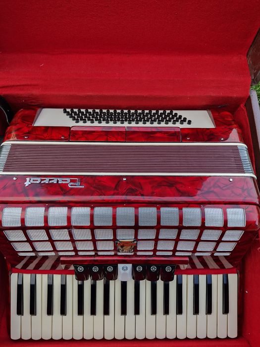 Vând acordeon Parrot cu 80 de basi rosu