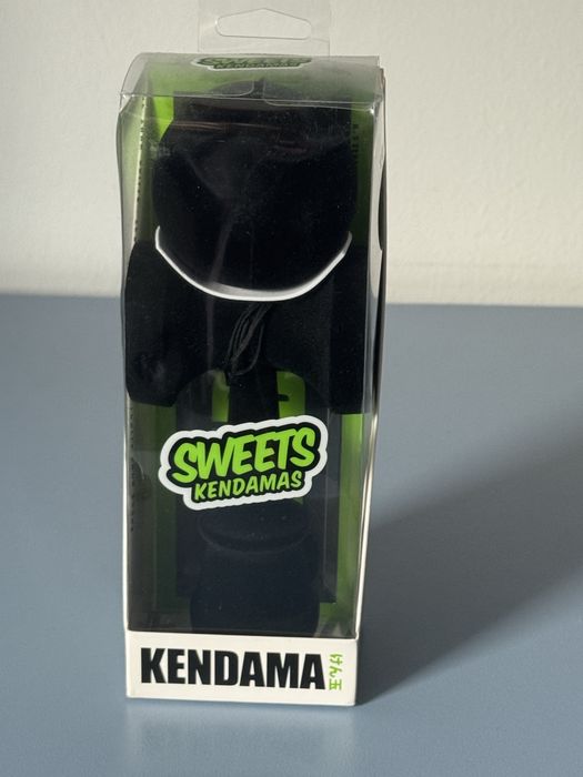 Vand Kendama Sweets Fuzzy Black Sigilata