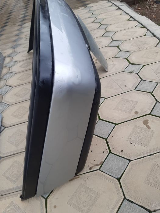 Продам задний бампер на мерседе w202.