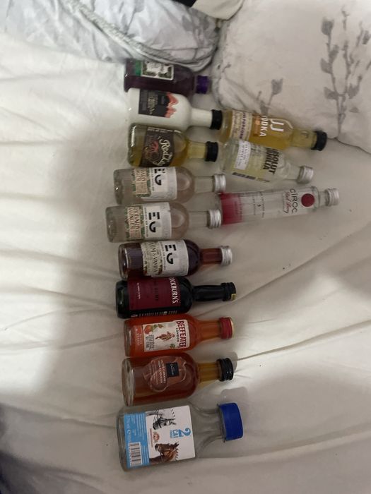 Vând Mini sticle de alcol pentru ”colectie”vodka, gin,vin si altele