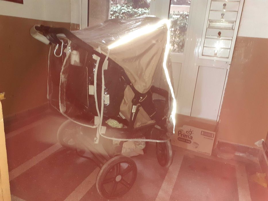 Количка с близнаци