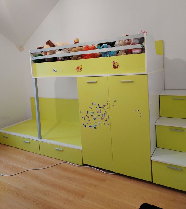 Anunț Vanzare Set Mobilier Pat Suprapus și Dulapuri Alb cu Verde.
