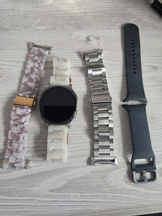 Samsung watch 8. Wi-Fi, Bluetooth, GPS.