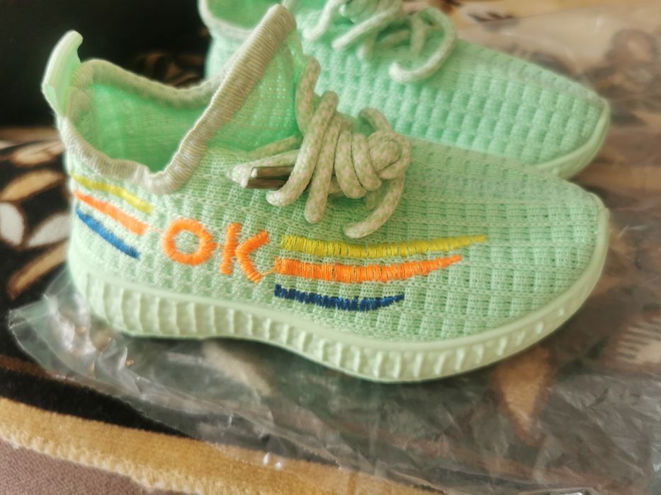 Продам изи детские кроссовки