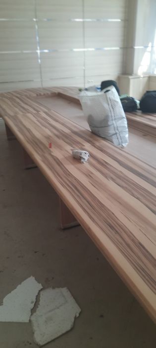 Стол прадаётся 111