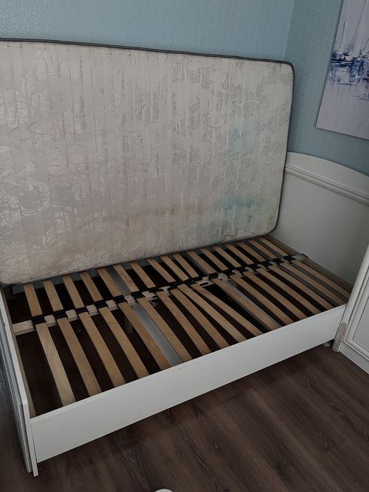 Бесплатно Кровать с матрасом полуторка