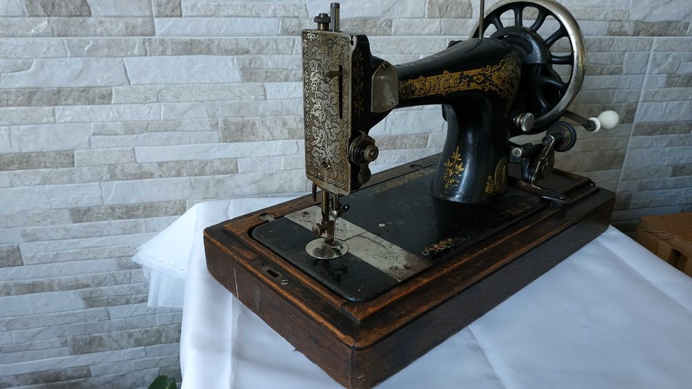 Стара ръчна шевна машина - Singer - 1912 година