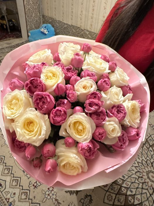 нежный букет роз двух оттенков — белого и розового.цветы свежие.45