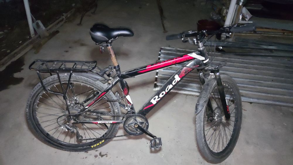 Holati yaxshi skoristli iahlaydi tormizlari yangi quyilgan velociped