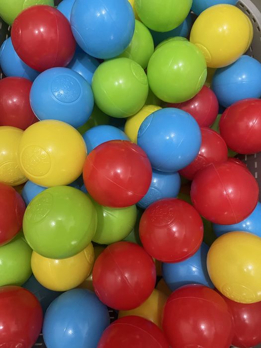 Пластмасови топки 350+ броя за игра в сух басейн