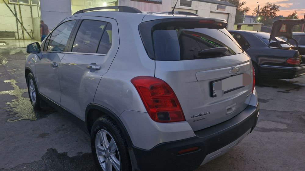 Машина кроссовер Шевроле Трекер