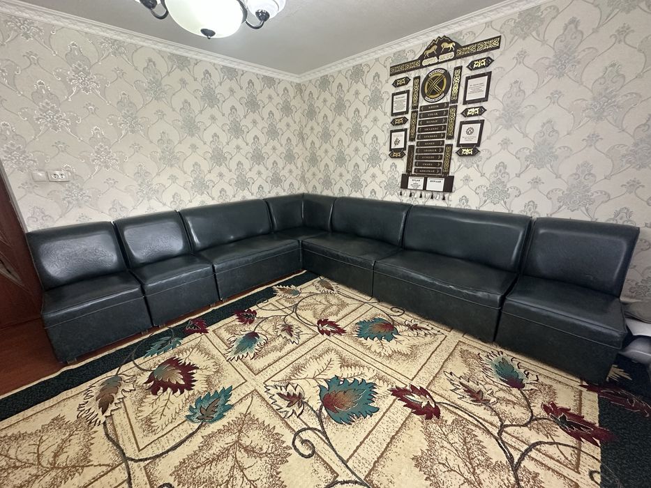 Диван угловой, размером 3,5 на 3