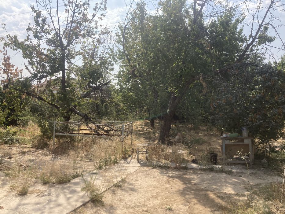 Кибрайда учаска Qibrayda xovli 10sotu joy