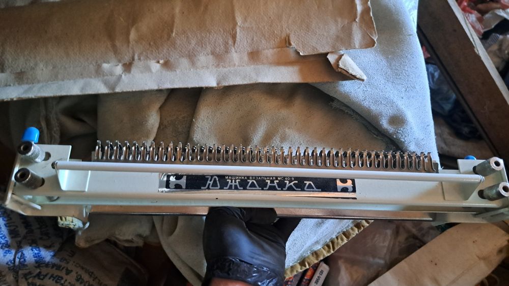 Продам вязальную машинку южанка мс40-9