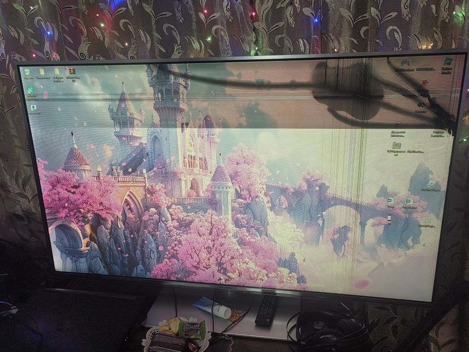 Телевизор 55", частично разбитый