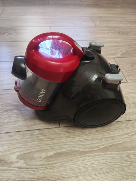 Продам пылесос Midea 1200w