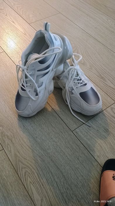 Adidași de vanzare