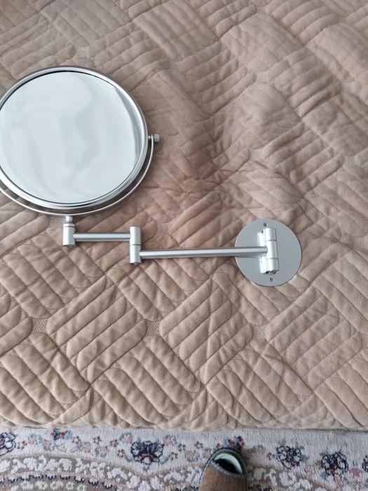 Настенное поворотно е зеркало .