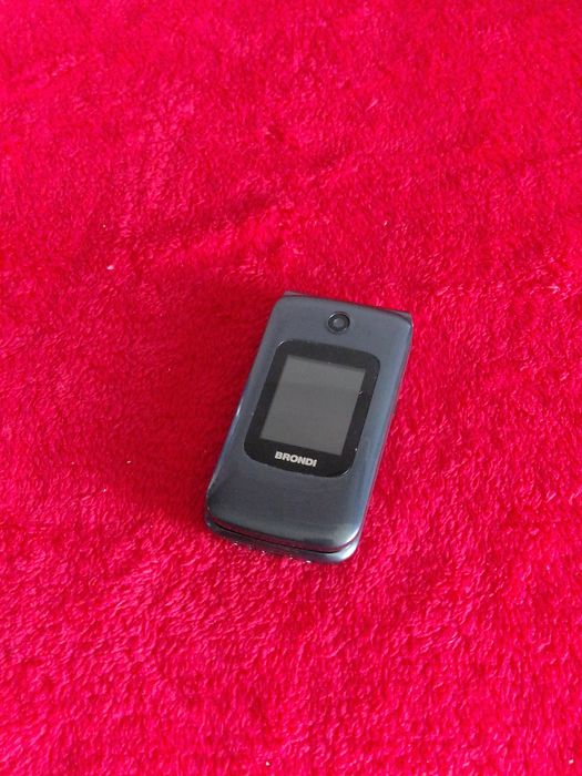 Telefon cu clapeta cu display dublu
