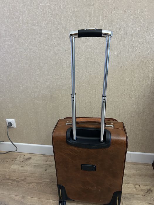 Чемодан кожаный коричневый