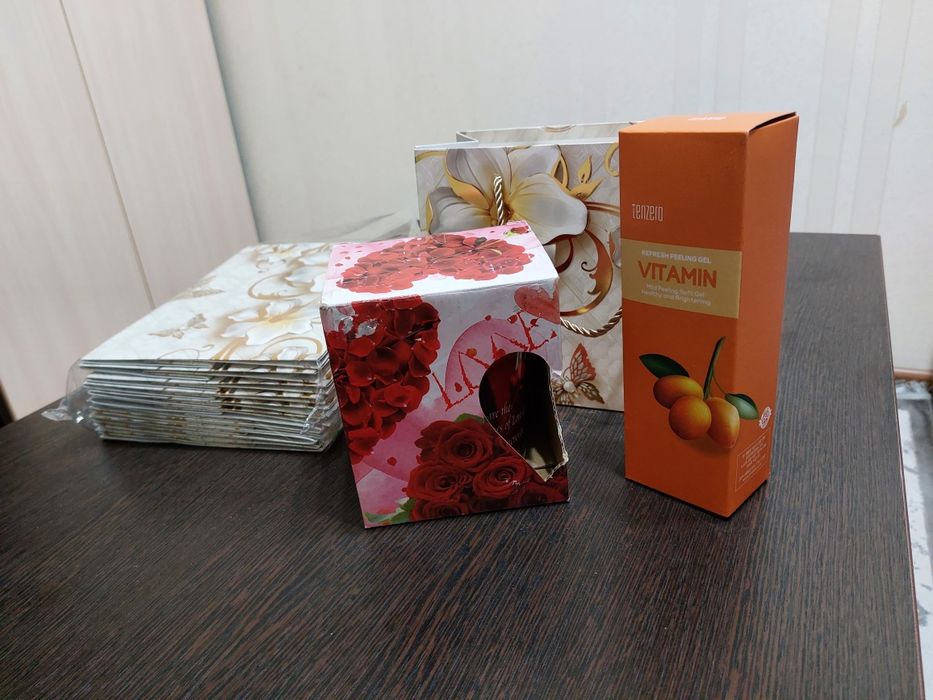 Подарочные пакеты картонные, глянцевые. Разных размеров и цветов.: 350 ...