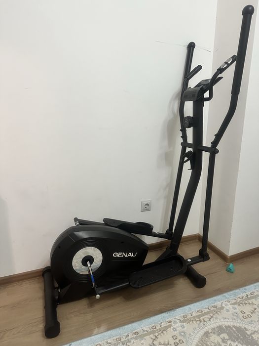 Продам эллиптический тренажер для домашних тренировок