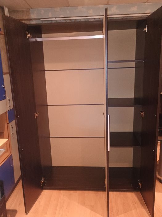 Продавам триклирен гардероб.